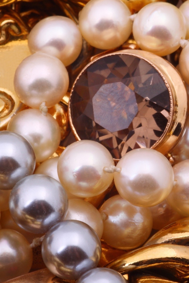 Много драгоценных камней и жемчуга