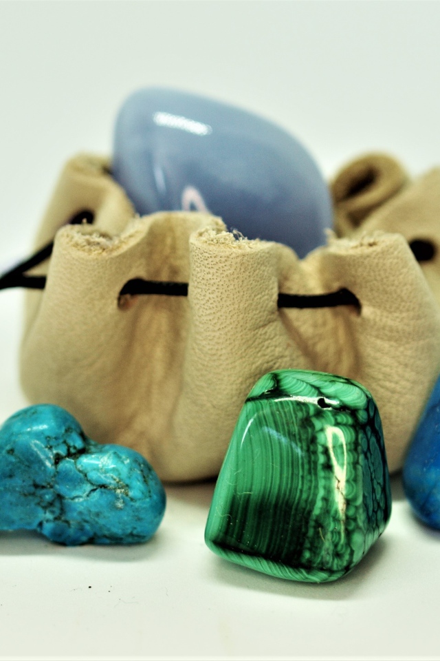 Натуральные камни бирюза на белом фоне