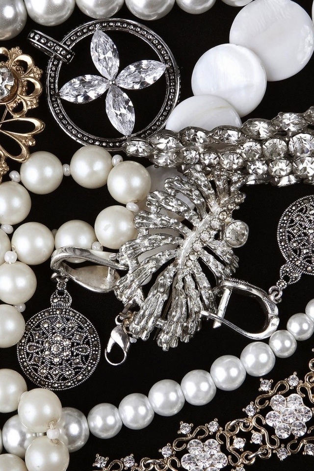 Жемчуг и драгоценности на черном фоне