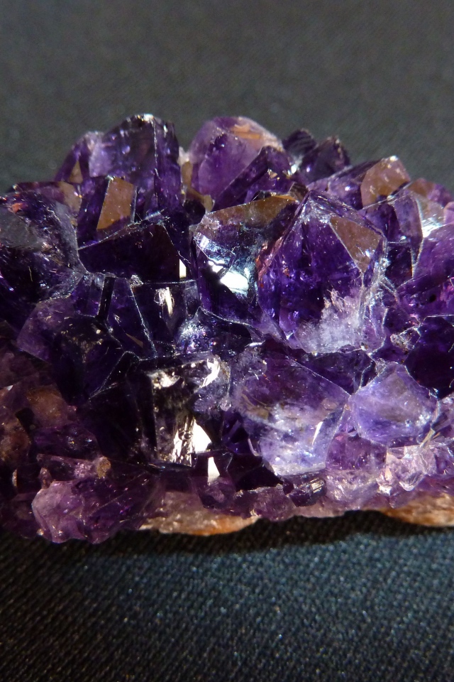 Фиолетовый драгоценный камень аметист