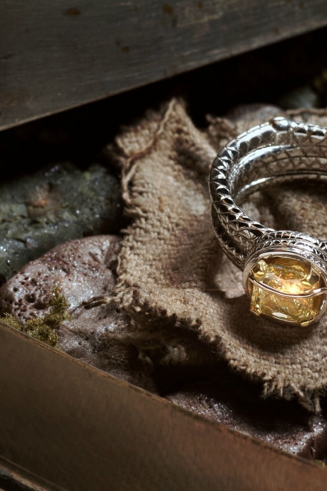 Серебряное кольцо с камнями в шкатулке