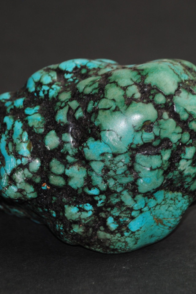 Драгоценный камень бирюзы на сером фоне