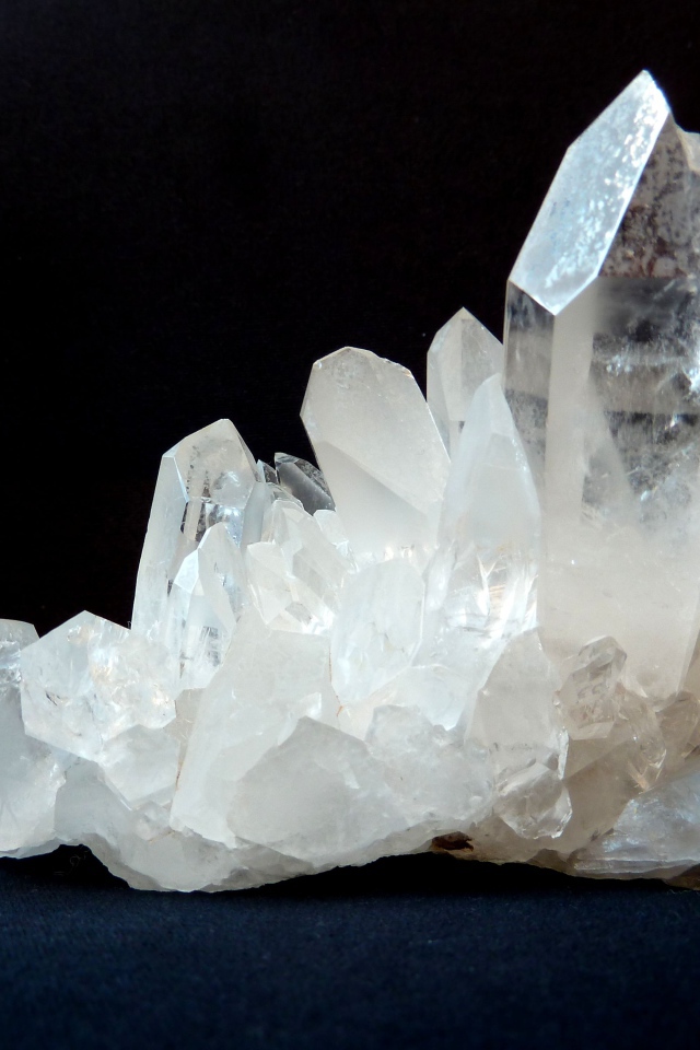 Белые драгоценные кристаллы на черном фоне