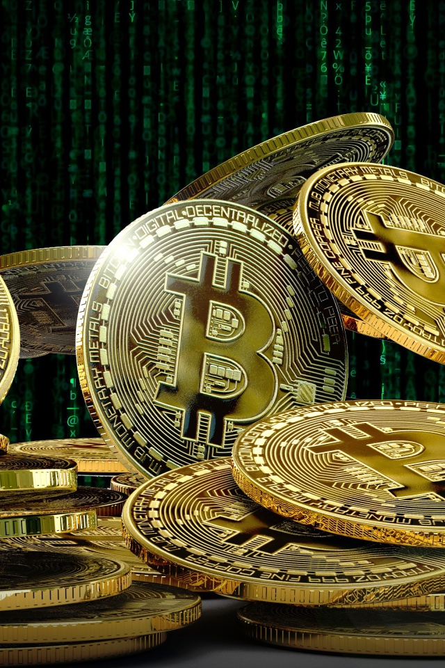 Много золотых монет биткоин  крупным планом