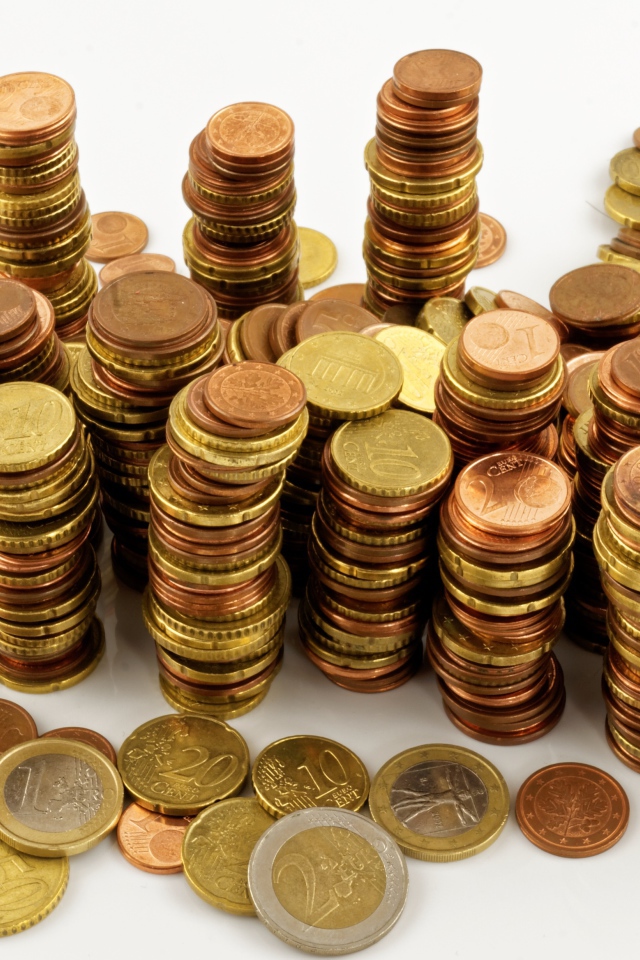 Много блестящих  монет евро на белом фоне