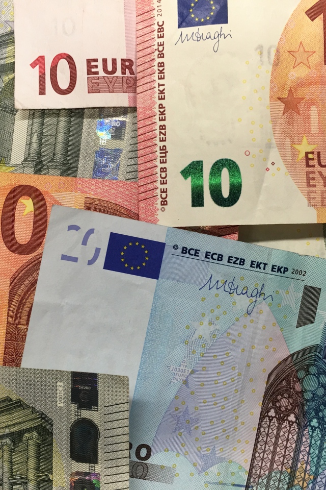 Разноцветные купюры евро крупным планом 
