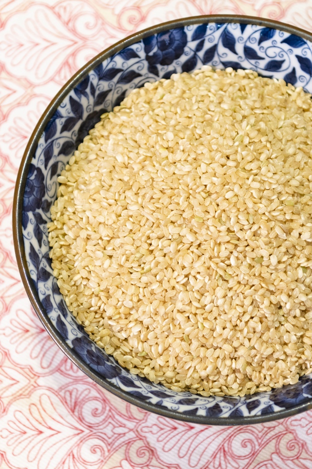 Тарелка кунжутных зерен на столе 