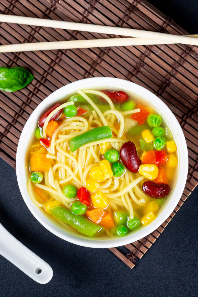 Аппетитный китайский суп с овощами