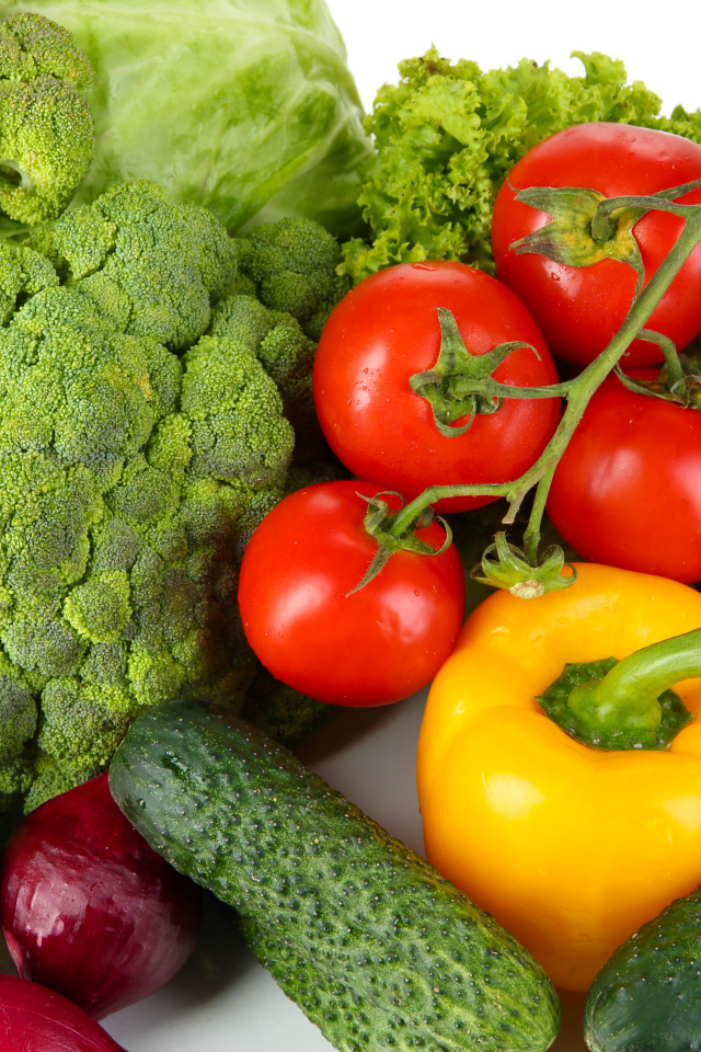 Аппетитные свежие овощи на белом фоне 