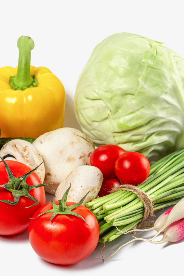 Аппетитные свежие овощи на белом фоне крупным планом