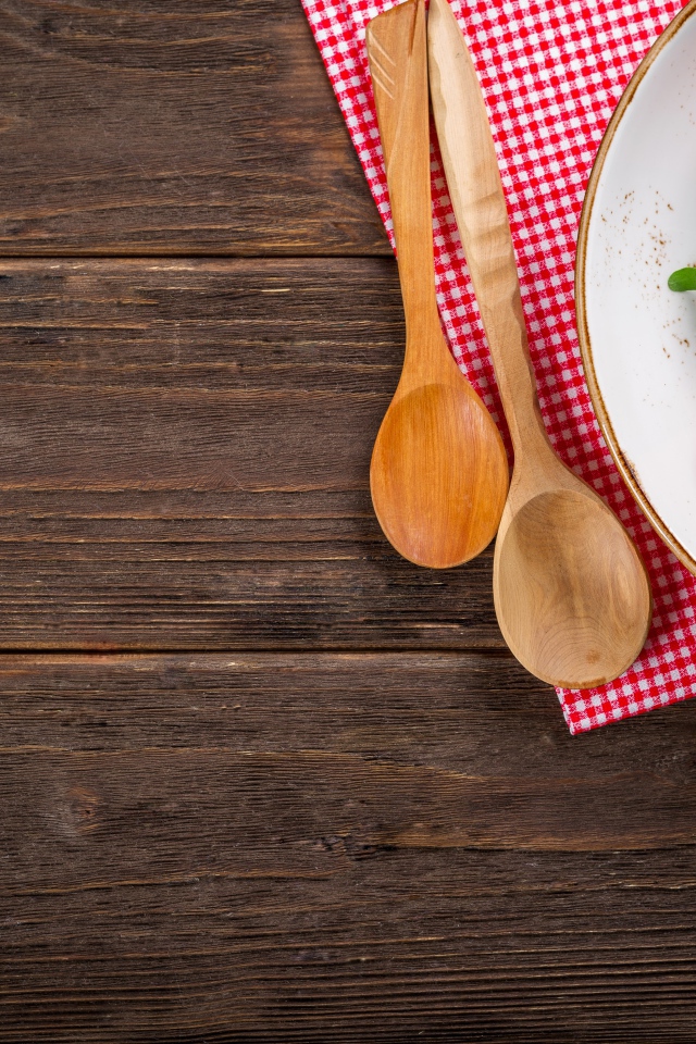 Руккола с помидорами на тарелке с ложками 