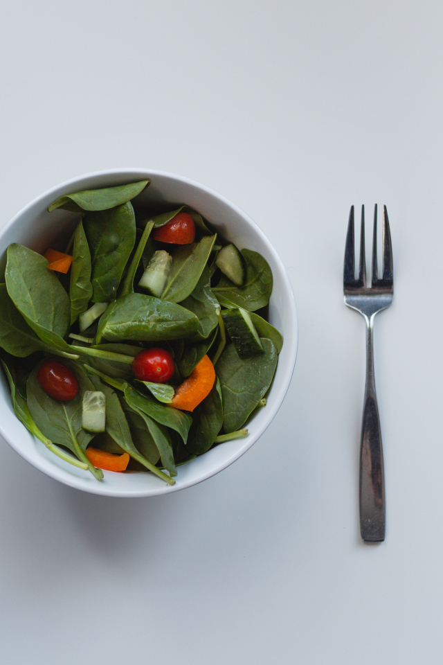 Салат из листьев базилика с огурцами и помидорами