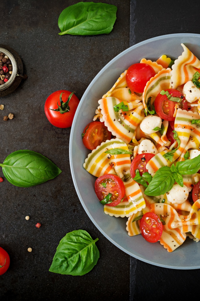 Красивые макароны бантики с помидорами 