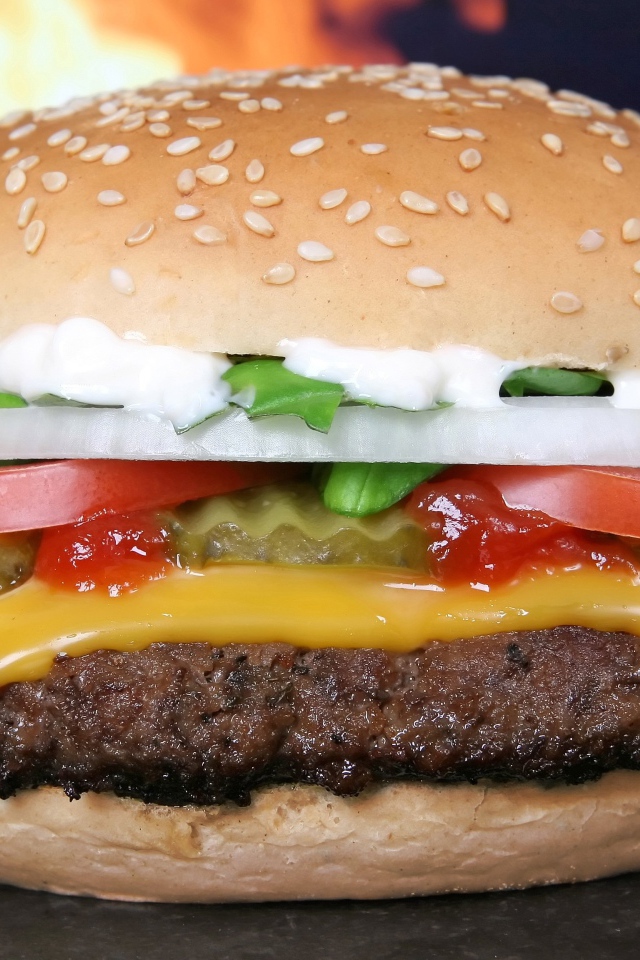 Большой сочный гамбургер с сыром