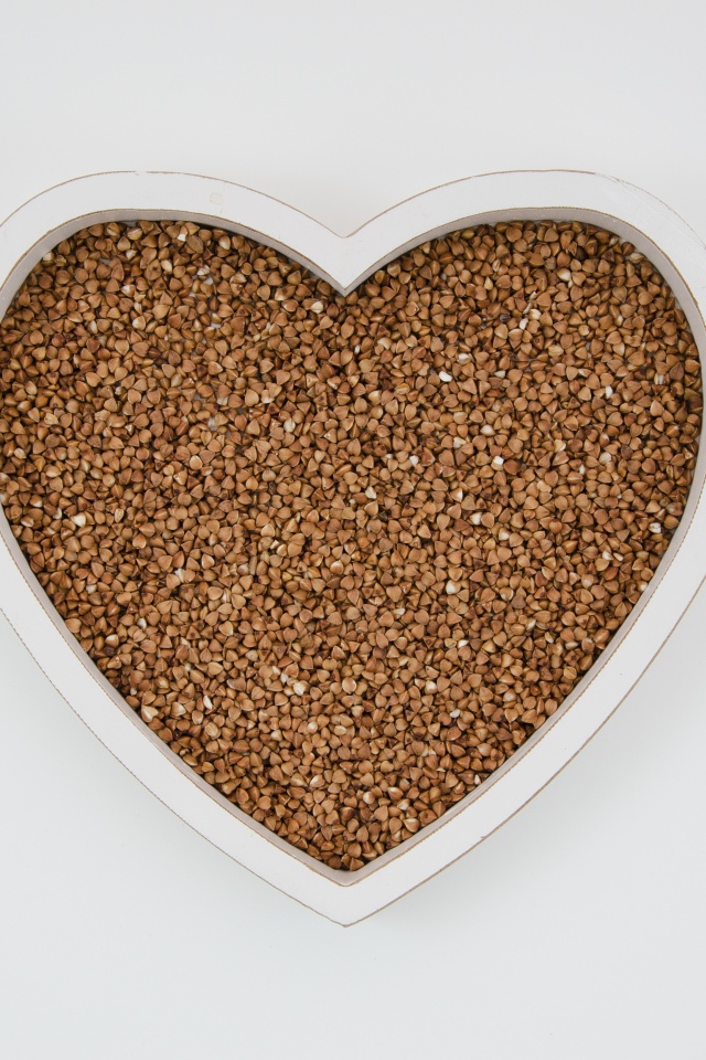 Большое белое сердце с гречневой крупой  