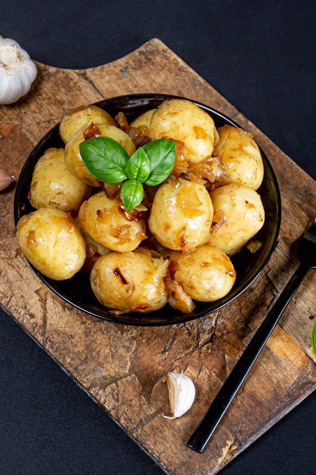 Вареный молодой картофель с чесноком и базиликом