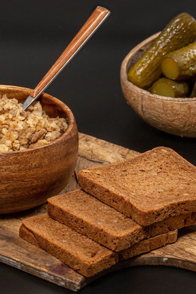 Гречка на столе с хлебом и огурцами