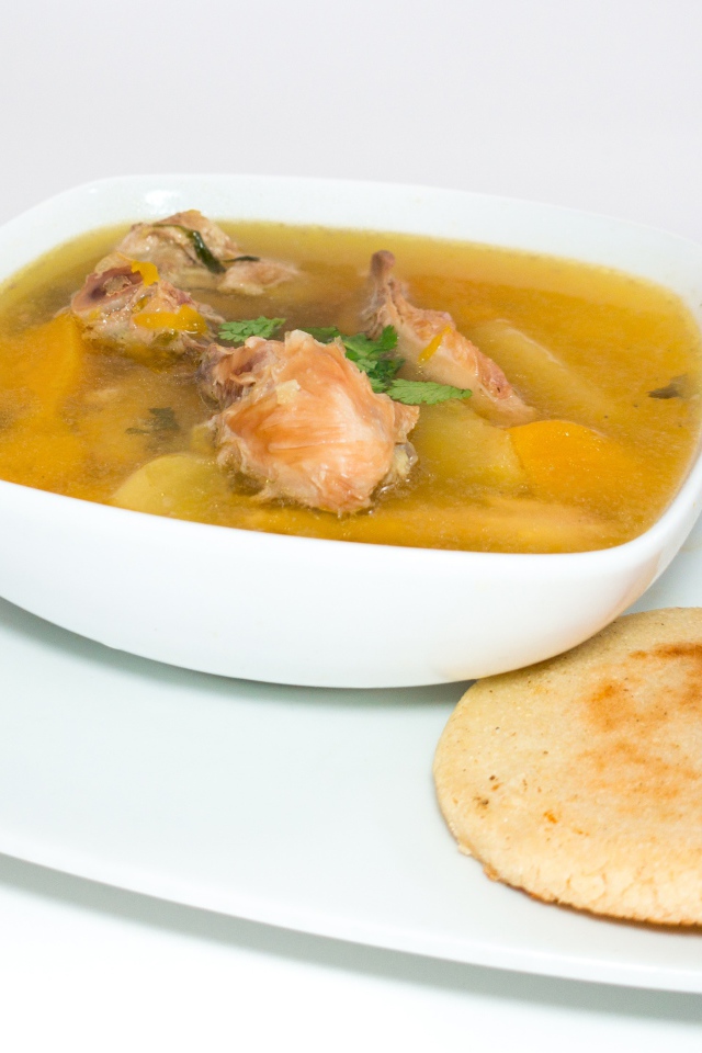 Куриный суп с лепешкой на столе