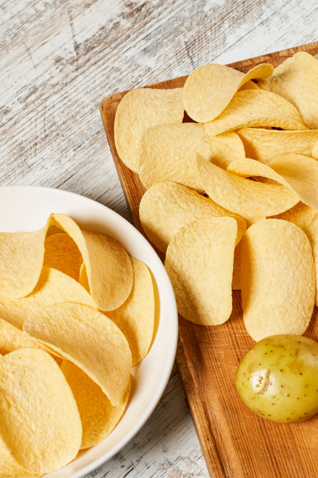 Чипсы на столе с картофелем 