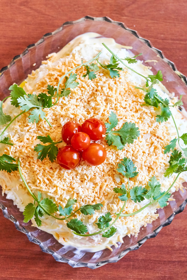 Хрустальная тарелка с салатом на столе