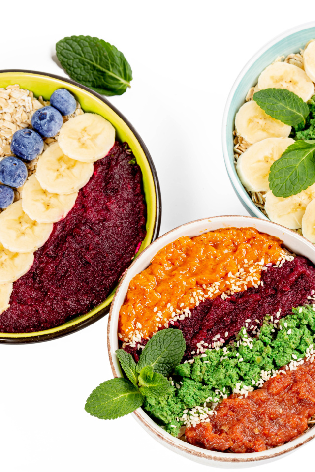 Вкусные полезные завтраки на белом фоне