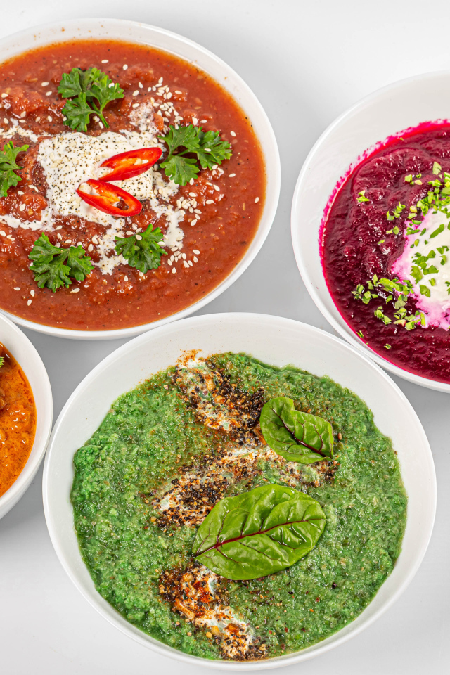 Разная икра из овощей на белом столе 