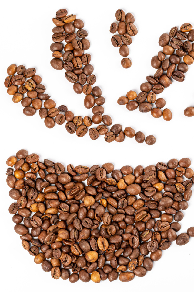 Рисунок из кофейных зерен на белом фоне 