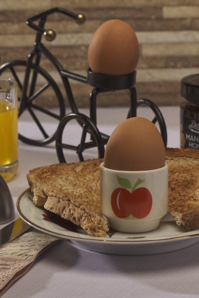 Яйца и хлеб с соком на завтрак 