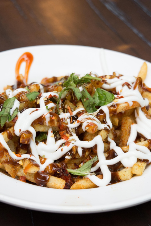 Картофель фри на тарелке с соусом и майонезом