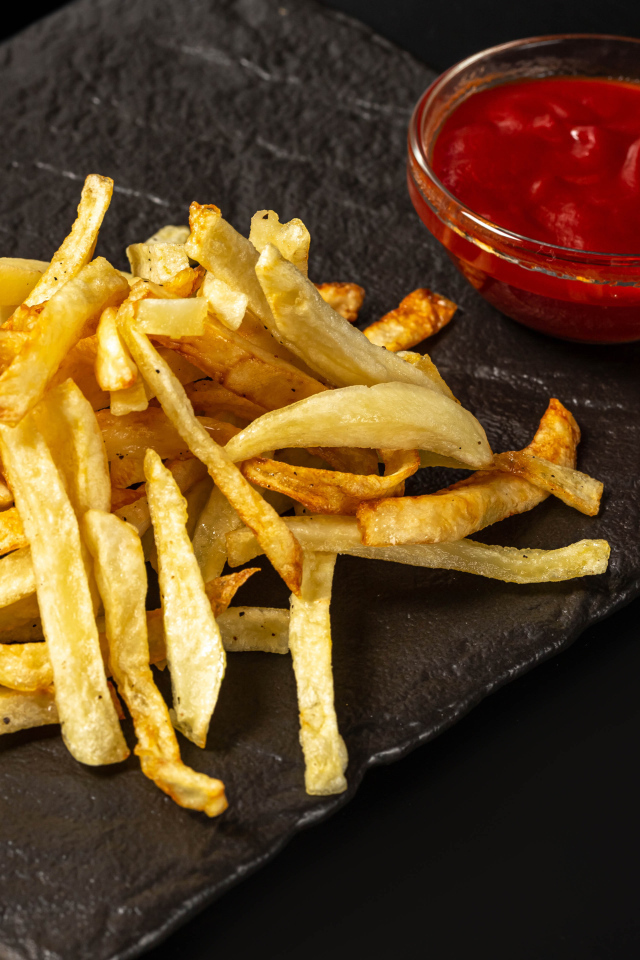 Картофель фри на каменной плите с соусом 