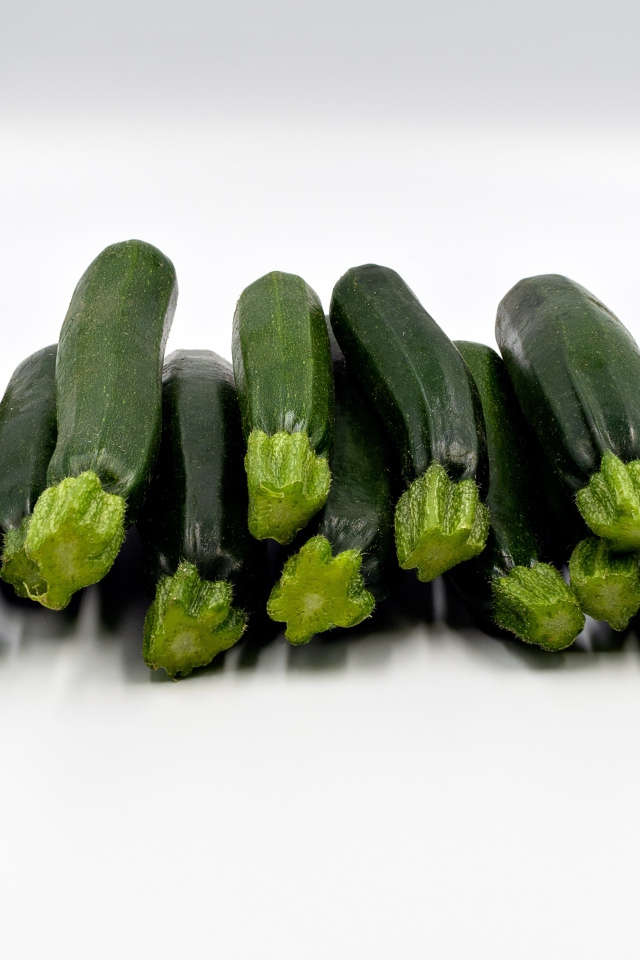 Свежие красивые молодые зеленые кабачки