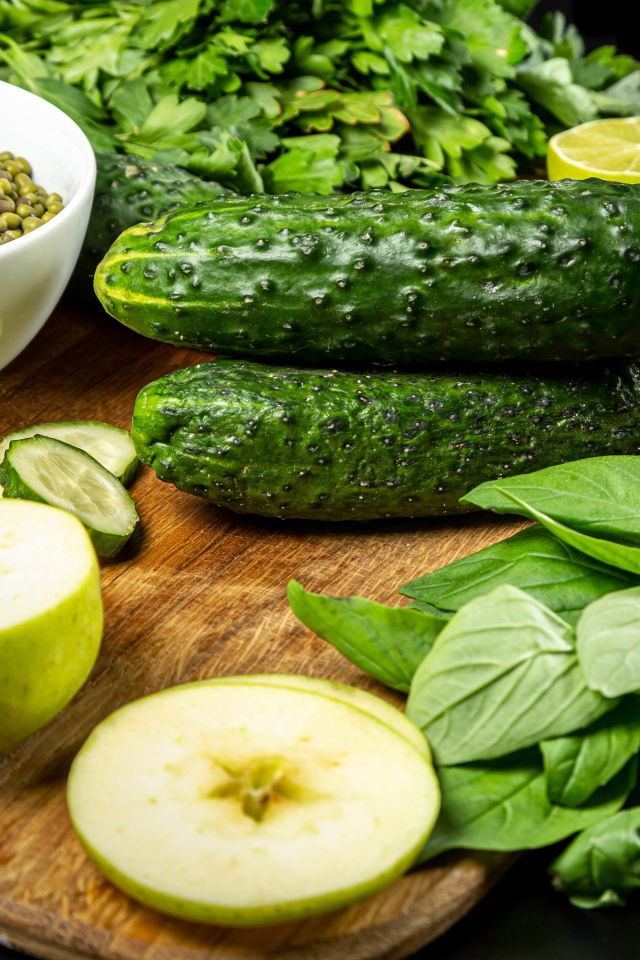 Свежие зеленые овощи и зелень на столе