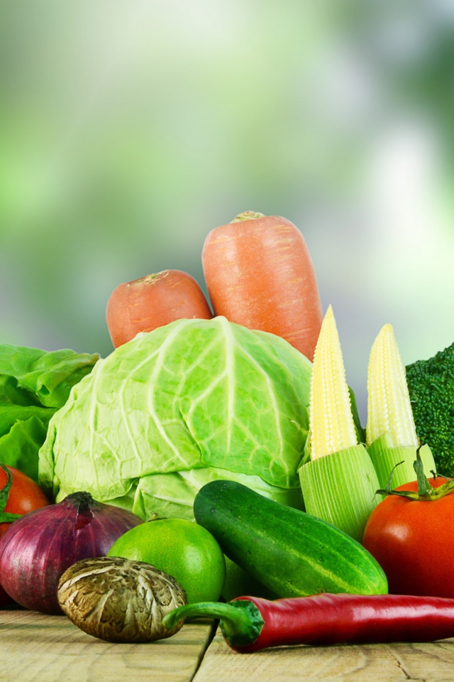 Свежие домашние овощи на столе 
