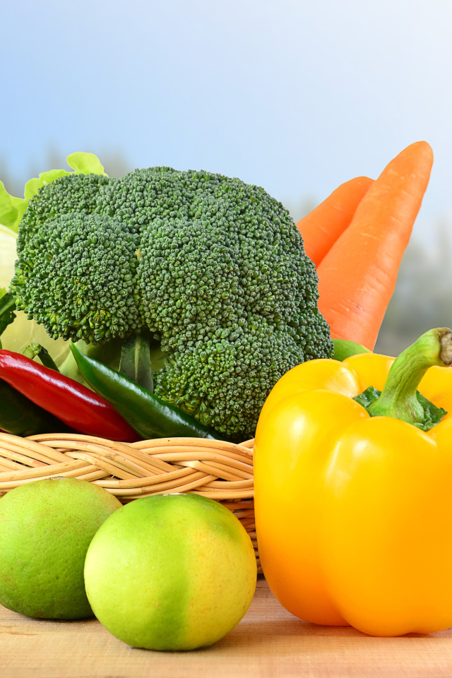 Свежий перец, брокколи и морковь на столе 