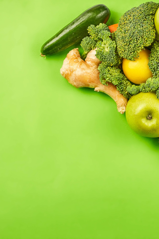 Свежие овощи на салатовом фоне