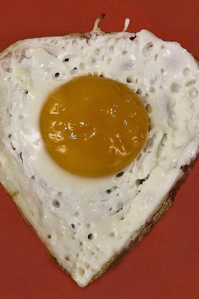 Яичница глазунья на красном фоне