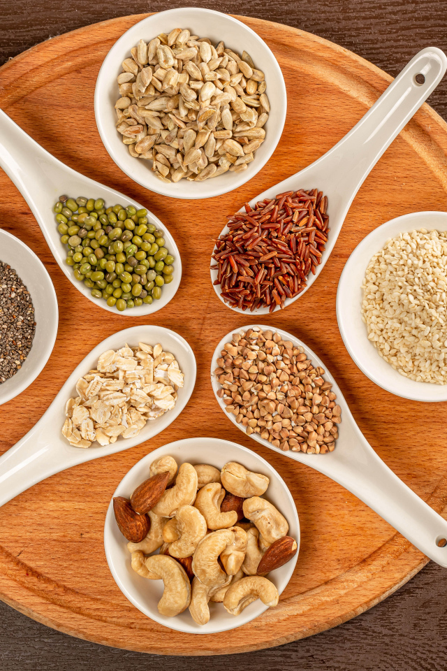 Зерна и орехи на доске на столе 