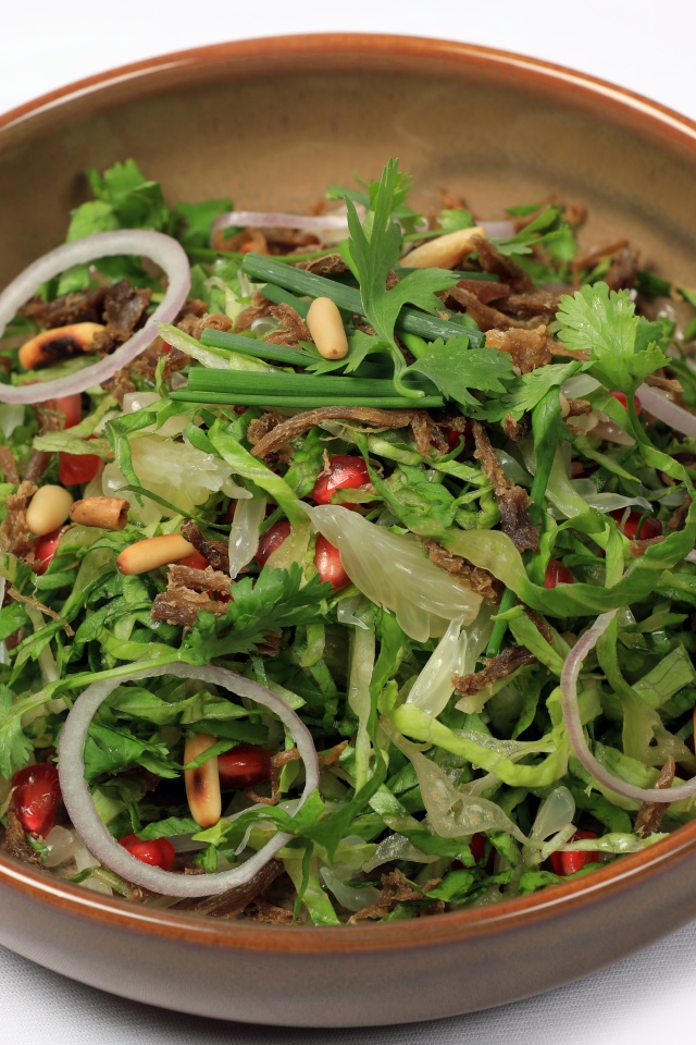 Салат из зелени с мясом на сером фоне