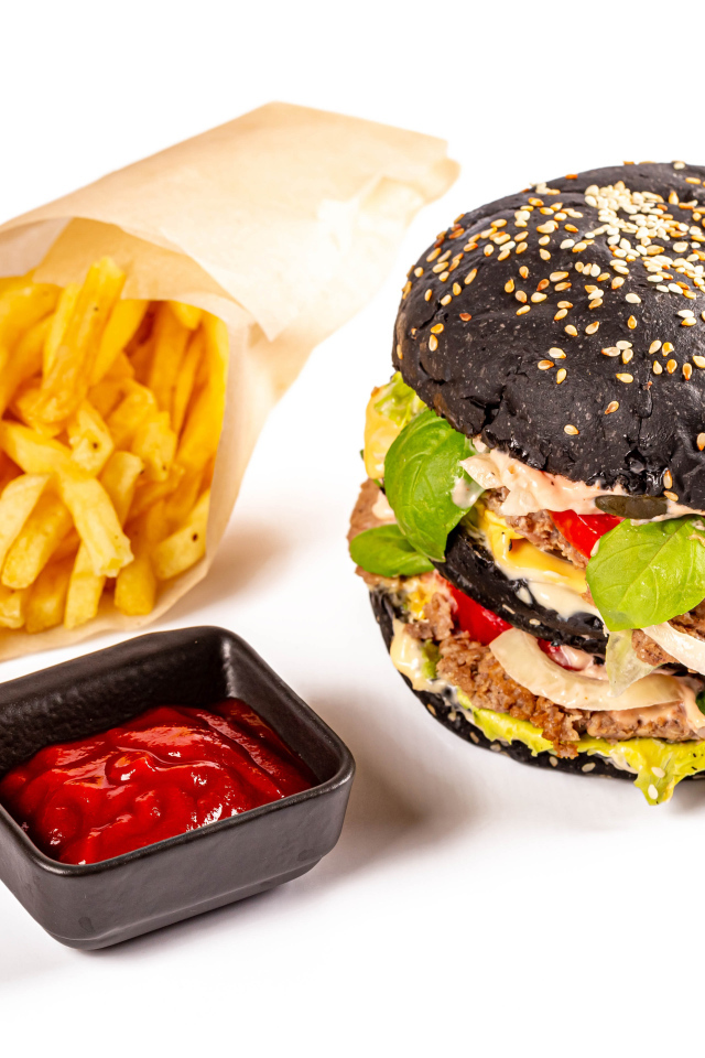 Гамбургер с картофелем фри и кетчупом на белом фоне