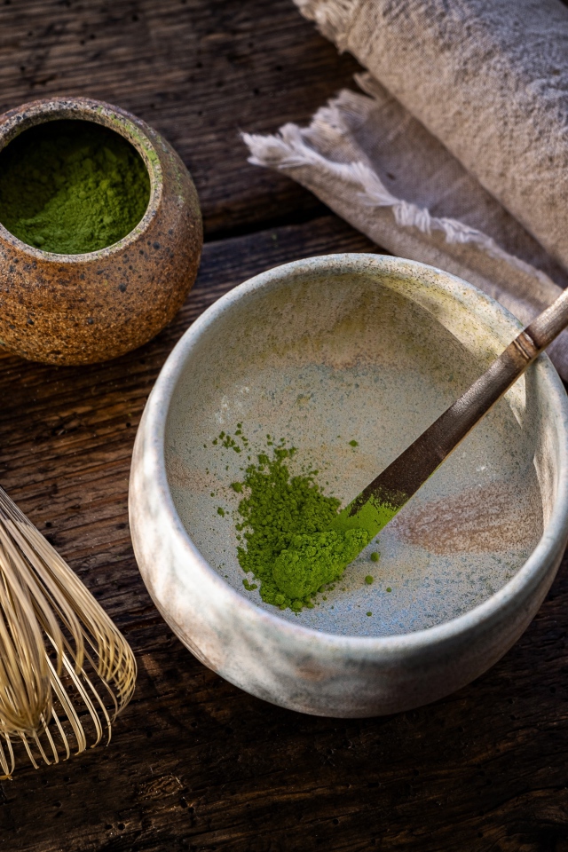 Хна в миске на столе с венчиком 