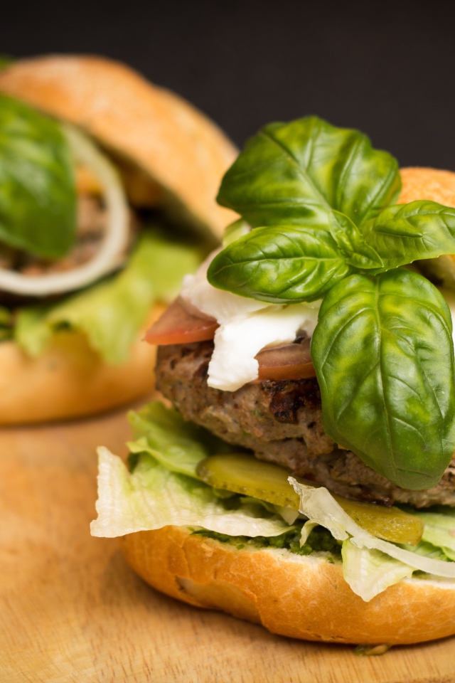 Домашние гамбургеры с котлетой и листьями базилика