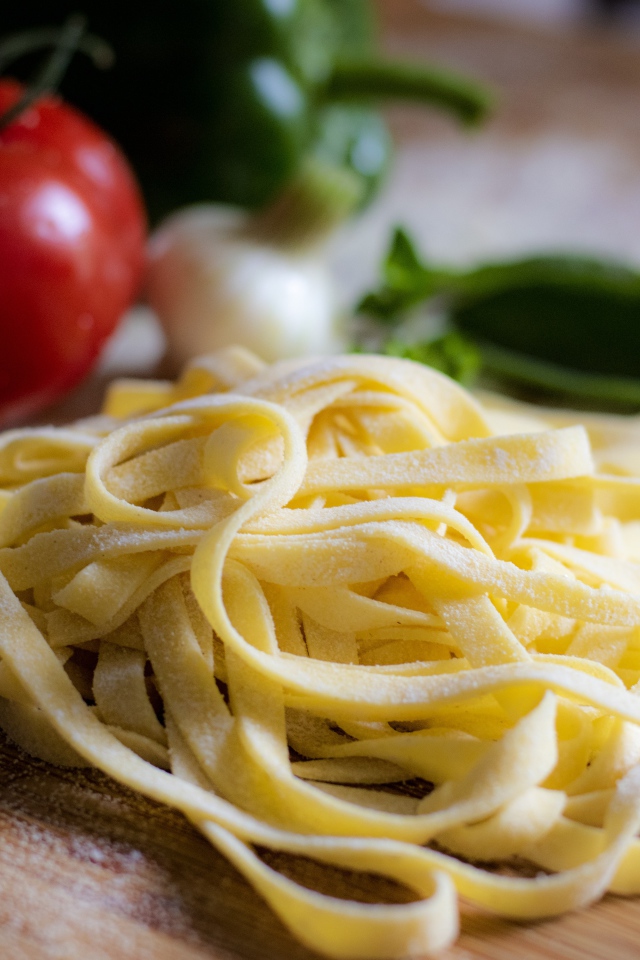 Домашняя лапша на столе с помидорами