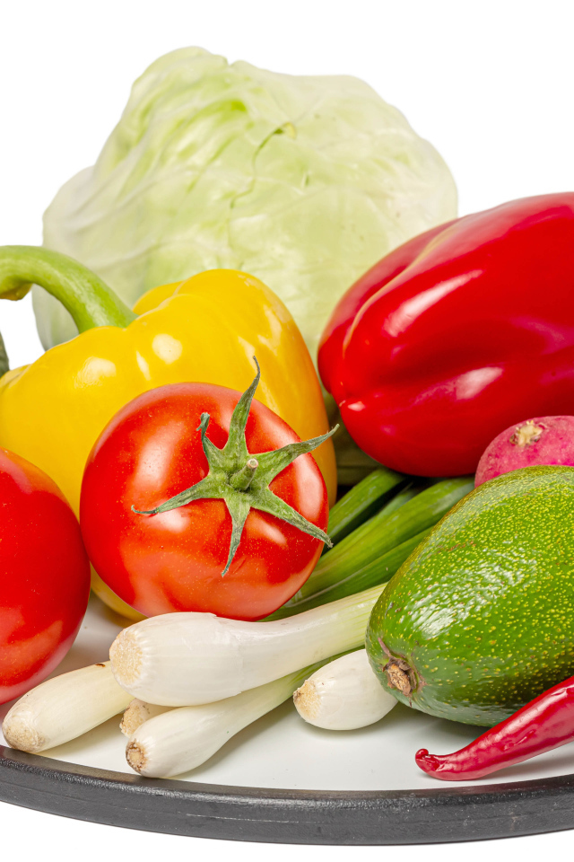 Домашние овощи  на тарелке на белом фоне