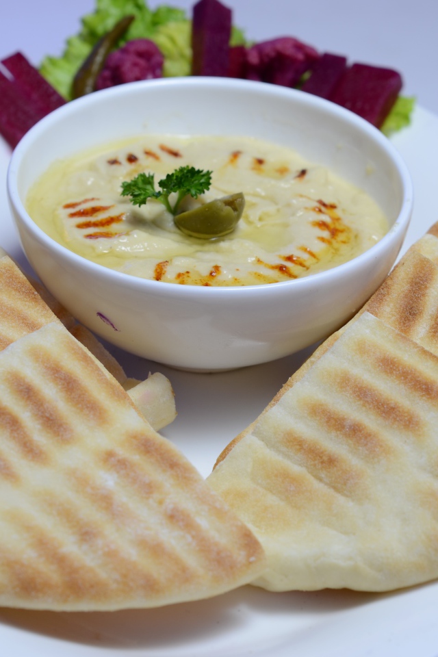 Хумус в белой тарелке с лавашом