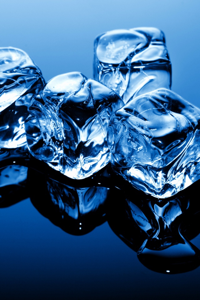 Кубики  льда на зеркальной поверхности