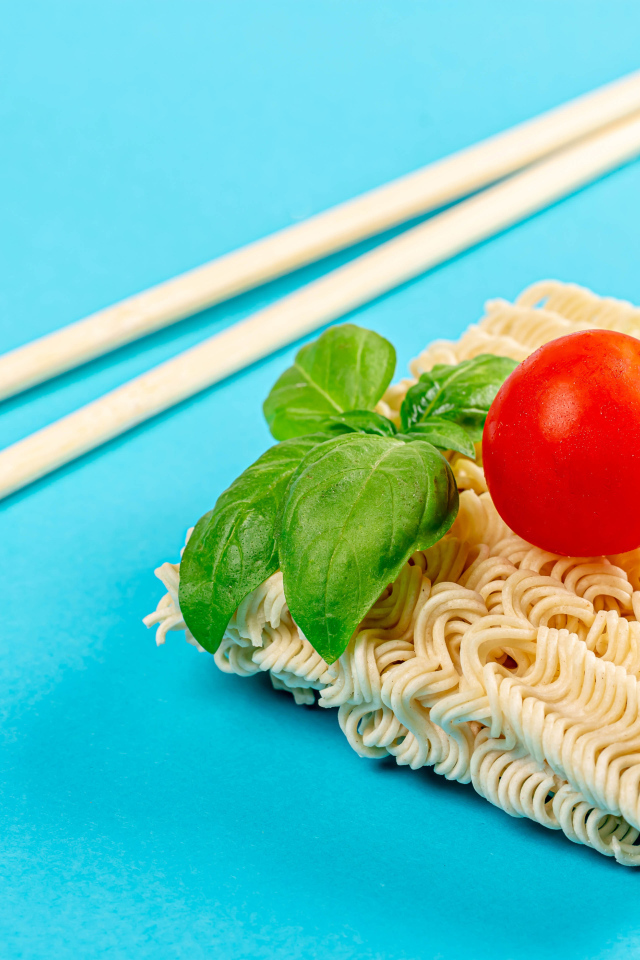 Вермишель быстрого приготовления на голубом фоне с палочками