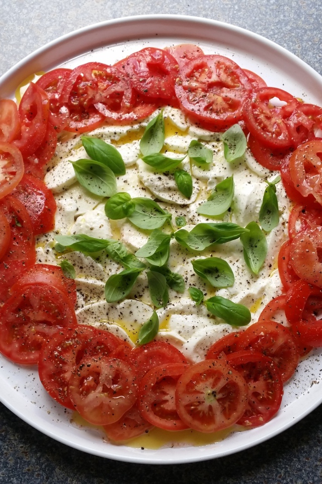 Итальянский сыр моцарелла с помидорами и базиликом