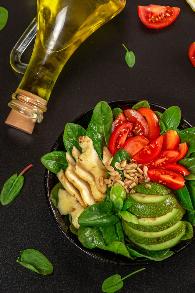 Топинамбур с листьями базилика, авокадо и помидорами 