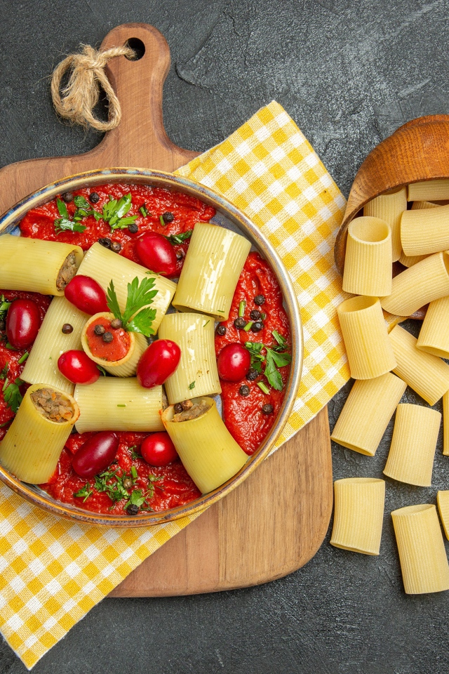 Большая паста с фаршем и соусом в тарелке 