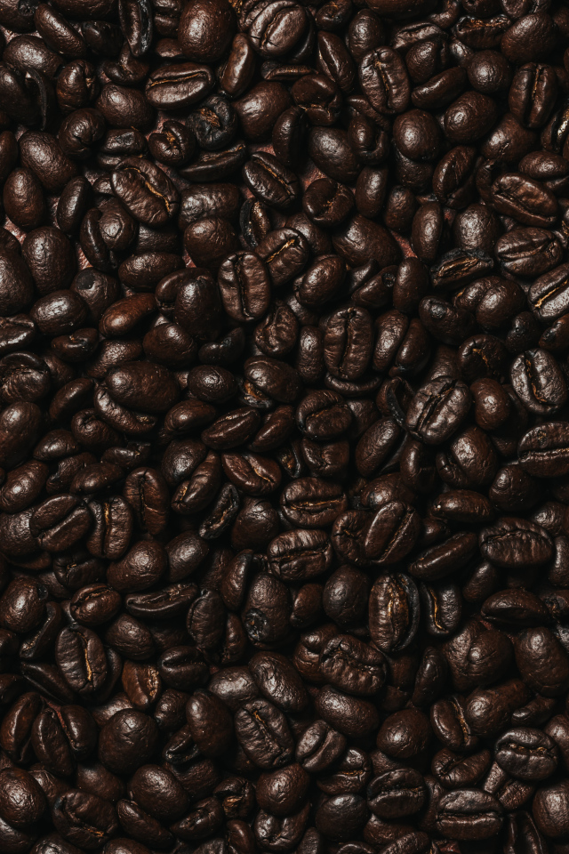 Много ароматных жареных зерен кофе крупным планом 
